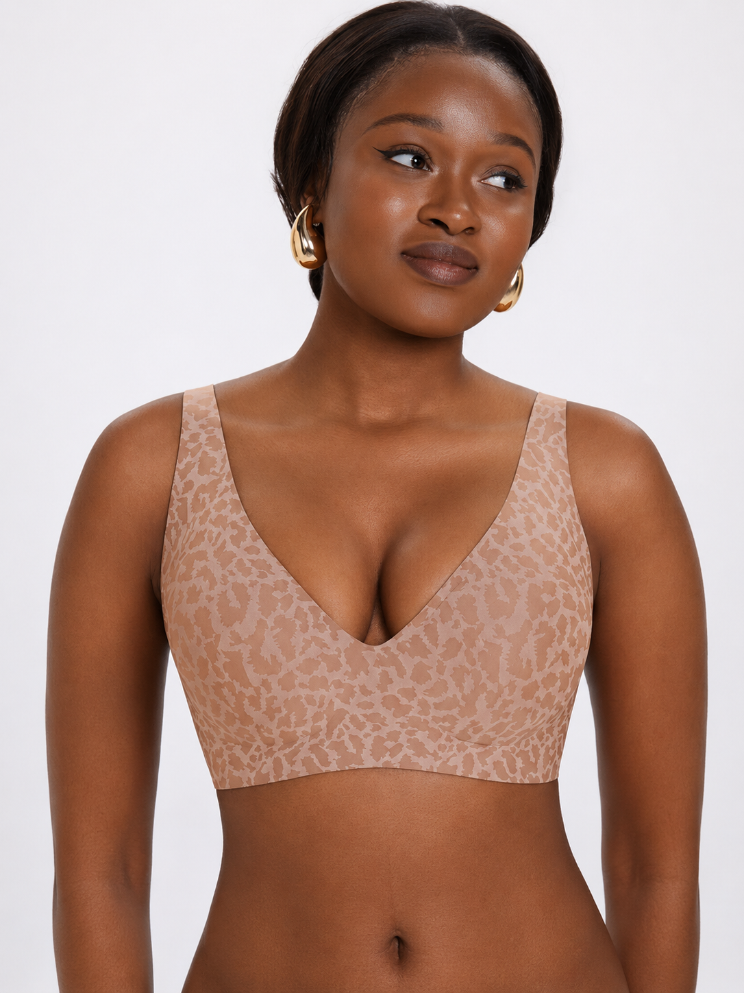 Model wearing Soft Noir nude beige no underwire seamless bra